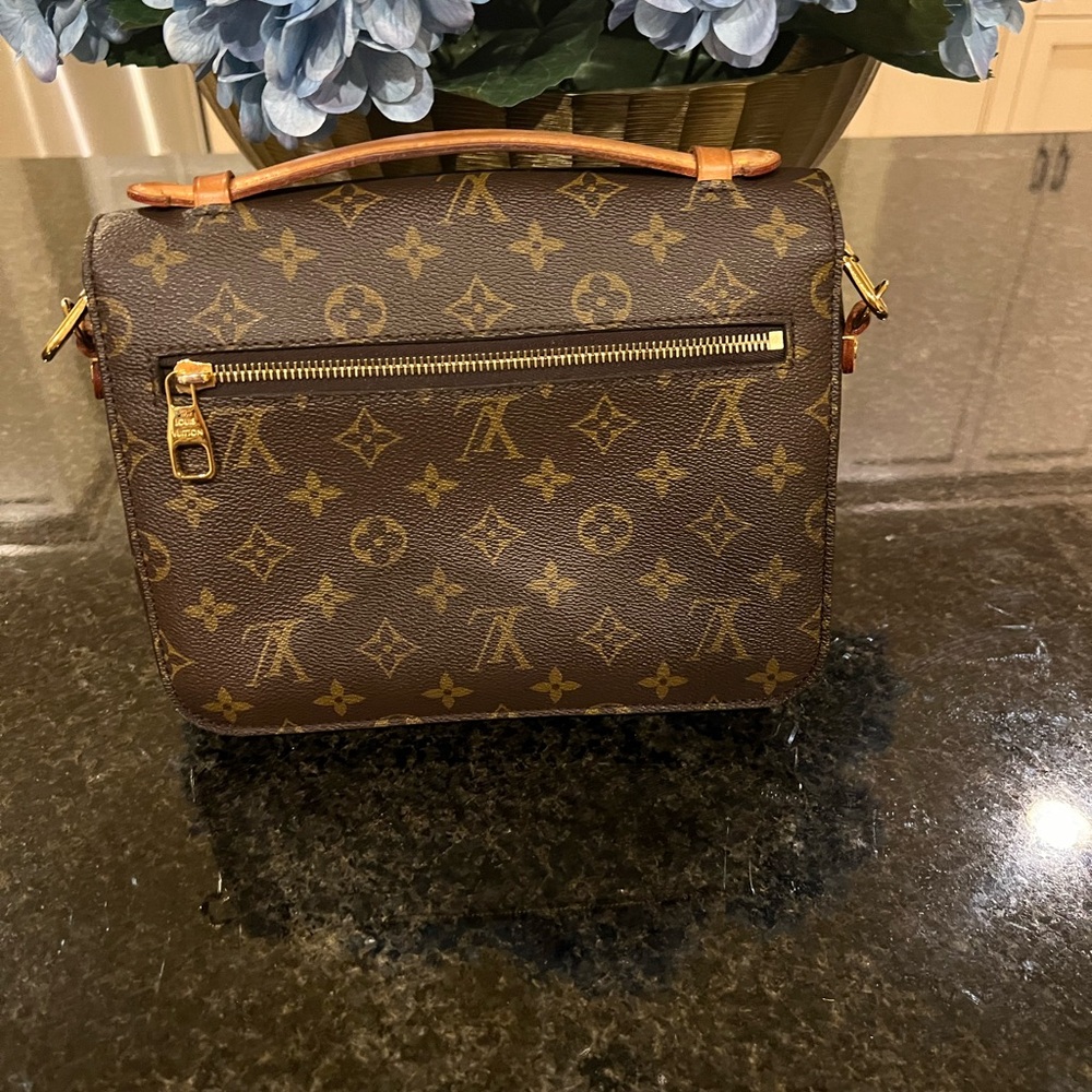 Louis Vuitton Crossbody Bag - Great Condition - Picture 5 of 8